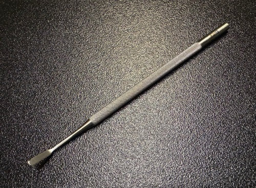 4 3/4" Castroviejo Dissector 1.5 x 5mm flat angled blade